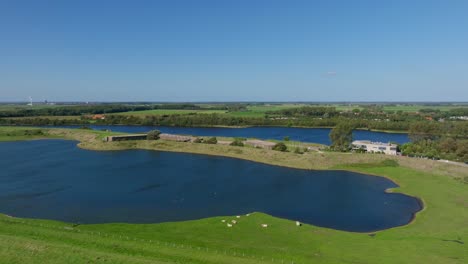 Lago-Y-Museo-Cerca-Del-Lugar-Donde-Se-Rompieron-Los-Diques-Durante-Las-Grandes-Inundaciones-En-Zelanda