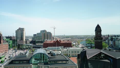 Vista-Aérea-De-Malmö-Desde-Una-Ventana-De-Gran-Altura-Con-Vistas-Al-Horizonte-En-Un-Día-Despejado