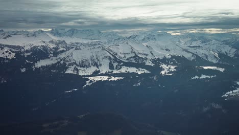 Schwere-Wolken-über-Den-Schneebedeckten-Berggipfeln-Der-österreichischen-Alpen