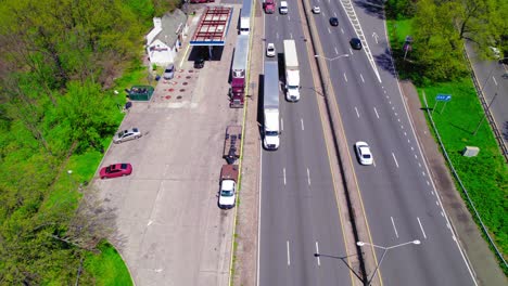 Tankstelle-An-Der-I-87-In-Der-Bronx,-New-York,-Voll-Mit-Fahrzeugen-Und-Dienstleistungen