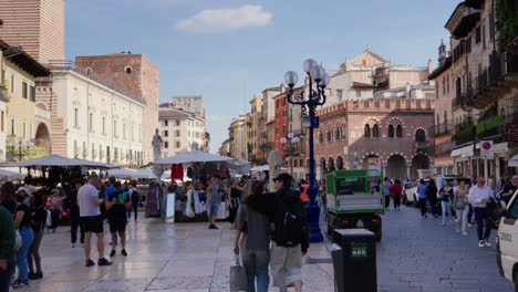 Bulliciosa-Escena-De-La-Calle-Verona-Con-Arquitectura-Histórica-Y-Puestos-De-Mercado