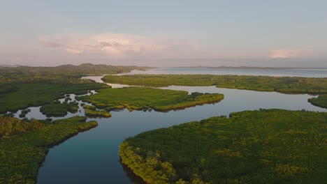 Bahía-Del-Océano-Durante-Un-Amanecer-En-El-Campo-De-Panamá