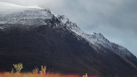 Schneebedeckte-Berge-Ragen-über-Die-Herbstliche-Landschaft