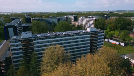 Los-Rascacielos-De-Molenwijk-Dominan-La-Zona-Residencial-De-Amsterdam-Noord