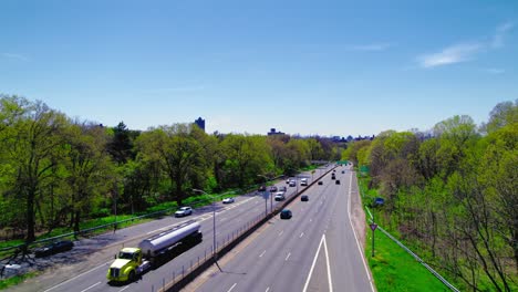 Vista-Soleada-De-La-I-87-En-Bronx-Con-Un-Letrero-De-Gasolinera-Móvil-Y-árboles-Frondosos