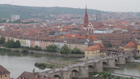 Bamberg-Con-Arquitectura-Histórica-Y-Río-Que-Fluye-A-Través-De-La-Ciudad,-Durante-El-Día,-Vista-Aérea