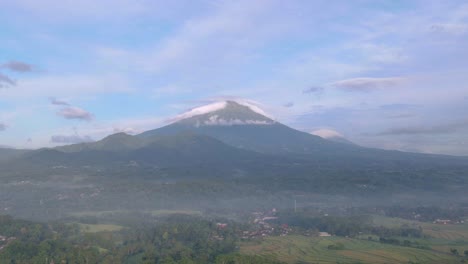 Massive-Berge-Und-Landschaft-Der-Indonesischen-Landschaft,-Luftaufnahme-Von-Drohne-Und-Hyperlapse