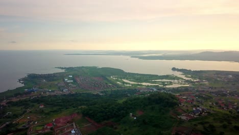 Vista-De-La-Ciudad-Rural-Junto-Al-Lago-A-Orillas-Del-Lago-Victoria,-Kampala,-Uganda