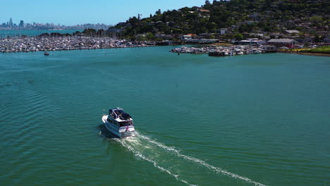 Luftaufnahme-Rund-Um-Ein-Boot-Vor-Der-Stadt-Sausalito-Im-Sonnigen-Kalifornien,-USA