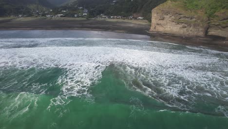 Mar-De-Tasmania-Con-Olas-Azules-Y-Fuertes-En-La-Playa-De-Piha,-Auckland,-Nueva-Zelanda