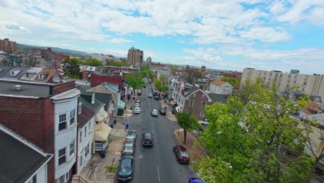 Verkehr-Auf-Der-Hauptstraße-Einer-Kleinen-Amerikanischen-Stadt-Im-Frühling