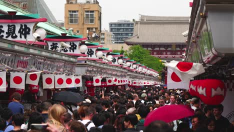 Problema-De-Sobreturismo-En-Exhibición-En-El-Santuario-Senso-ji