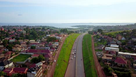 Panoramafahrt-Auf-Der-Kampala-Entebbe-Schnellstraße-Mit-Blick-Auf-Den-Viktoriasee-In-Uganda,-Ostafrika