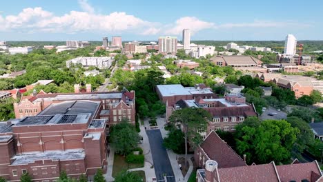 Skyline-Von-Tallahassee,-Florida-Im-Hintergrund-Mit-Campus-Der-Florida-State-University-Im-Vordergrund,-Luftaufnahme