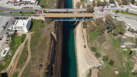 Puentes-Elevados-En-El-Canal-De-Corinto,-Península-Del-Peloponeso-En-Grecia-Central