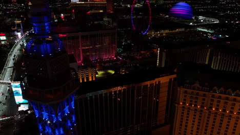 Disparo-De-Drones-Alrededor-De-La-Torre-Eiffel,-Revelando-La-Franja-Iluminada-Y-Las-Fuentes-Bellagio,-Noche-En-Las-Vegas