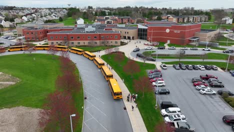 Schulszene-In-Amerika-Mit-Bussen,-Die-Kinder-Nach-Der-Schule-Abholen