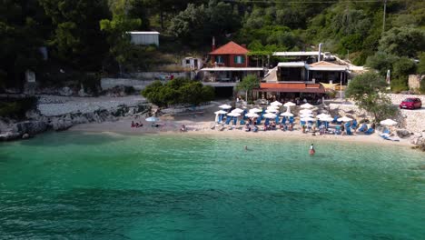 Vista-Orbital-Sobre-La-Hermosa-Y-Acogedora-Costa-De-La-Playa-De-Afteli,-Lefkada,-Grecia