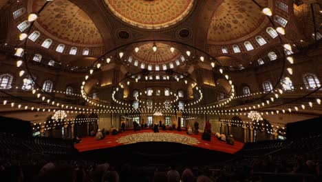Eine-Immersive-Filmleinwand-Zeigt-Dem-Publikum-Die-Sicht-Aus-Dem-Inneren-Einer-Moschee