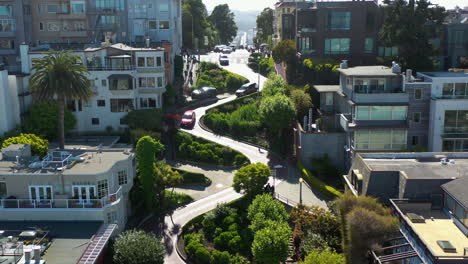 Drone-Elevándose-Sobre-Autos-En-La-Calle-Lombard,-Día-Soleado-En-San-Francisco,-Estados-Unidos