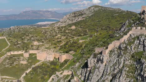 Vista-Panorámica-De-La-Fortaleza-De-Acrocorinto-En-El-Istmo-De-Corinto,-Península-Del-Peloponeso-En-El-Sur-De-Grecia.