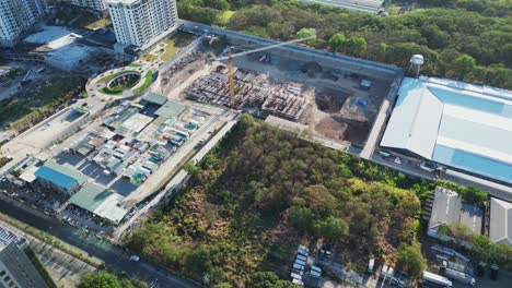 Revelación-Inclinada-Del-Sitio-De-Construcción-En-La-Ciudad-De-Las-Piñas-En-Metro-Manila,-Filipinas.