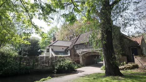 View-of-Pulls-ferry-gatehouse,-River-Wensum,-Norwich