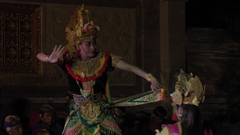 Eine-Theateraufführung,-Die-Eine-Szene-Aus-Dem-Epos-Ramayana-Auf-Der-Insel-Bali,-Indonesien-Darstellt