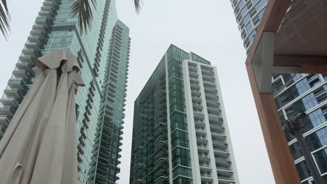 Vídeo-Fijo-Con-Trípode-De-Un-Edificio-Grande-Y-Complejo-De-Apartamentos-En-Un-Día-Gris-Y-Nublado-En-La-Ciudad-De-Dubai-Durante-Los-Meses-De-Verano