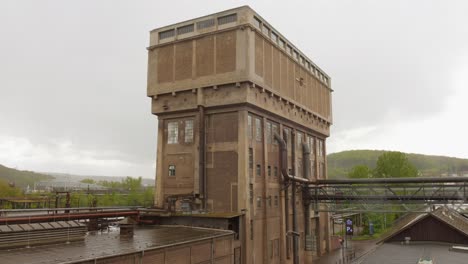 Gotas-De-Lluvia-Cayendo-En-El-Museo-De-Tecnología-De-Fundición-De-Volklingen-En-Volklingen,-Saarbrucken,-Alemania