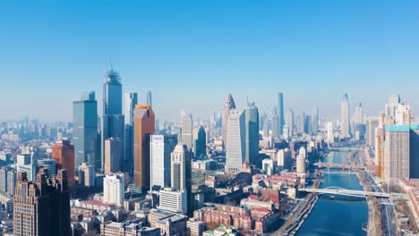 Die-Panoramaaussicht-Auf-Die-Skyline-Mit-Hohen-Gebäuden,-Wolkenkratzern-Und-Dem-Autoverkehr-Auf-Der-Autobahn,-Der-Durch-Die-Innenstadtstraße-Mit-Brücke-Fährt