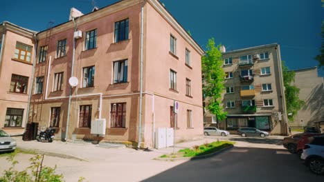 Schwebend-Um-Mediterrane-Atmosphäre-Rosa-Haus-Gebäude-An-Einem-Sonnigen-Tag-In-Daugavpils