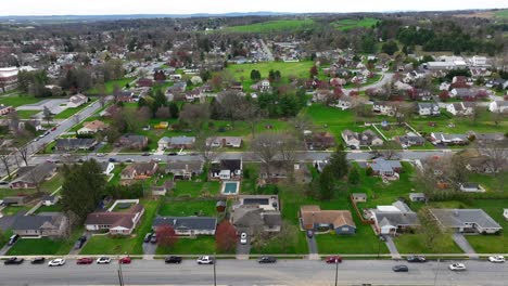 Upper-class-single-family-homes-in-suburb-neighborhood-of-America