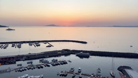 Sonnenuntergang-über-Dem-Atemberaubenden-Yachthafen-Von-Piano-Di-Sorrento-In-Der-Nähe-Der-Amalfiküste,-Italien,-Während-Die-Feurige-Sonne-Unter-Den-Horizont-Sinkt-Und-Den-Himmel-In-Leuchtende-Orangetöne-Taucht