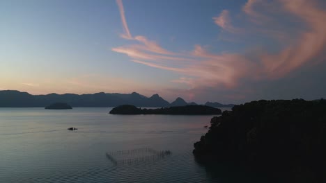 Bunte-Farben-über-Dem-Meer,-Inseln-Vor-Sonnenaufgang