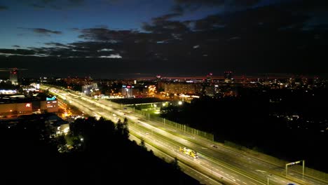 Vista-Aérea-De-La-Ciudad-De-Katowice-Por-La-Noche-Con-Tráfico-Callejero.