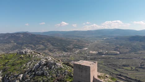 Überführung-Der-Festung-Auf-Der-Klippe-Akrokorinth-Mit-Blick-Auf-Die-Antike-Stadt-Korinth,-Griechenland