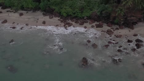 Wellen-Steigen-Am-Strand-Und-Erreichen-Das-Ufer