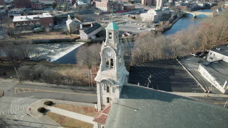 Vista-Aérea-De-La-Iglesia-De-Pawtucket-Junto-Al-Río-Seekonk