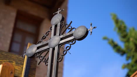 Ein-Aus-Eisen-Geschmiedetes-Kreuz,-In-Bewegung-Gefilmt