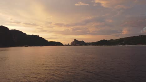 Drohne-Fliegt-über-Der-Insel-Koh-Phi-Phi,-Krabi,-Thailand