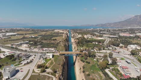 Luftaufnahme-Des-Berühmten,-Künstlich-Angelegten-Schmalen-Kanals-Von-Korinth-Auf-Der-Peloponnes,-Griechenland-Aus-Der-Vogelperspektive