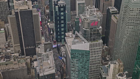 Nyc-Nueva-York-Antena-V230-Vista-Aérea-Drone-Sobrevuelo-Del-Distrito-Comercial-Del-Centro-De-Manhattan-Capturando-El-Icónico-Paisaje-Urbano-De-Times-Square-Con-Un-Cartel-Llamativo---Filmado-Con-Inspire-3-8k---Septiembre-De-2023