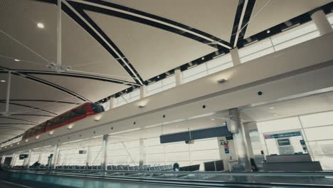ExpressTram-Moving-Above-Concourse-Inside-Detroit-Metropolitan-Airport-In-Romulus,-Michigan
