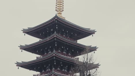 Pagoda-De-Cinco-Pisos-Del-Templo-Senso-ji-Durante-Un-Día-Lluvioso-En-Tokio,-Japón