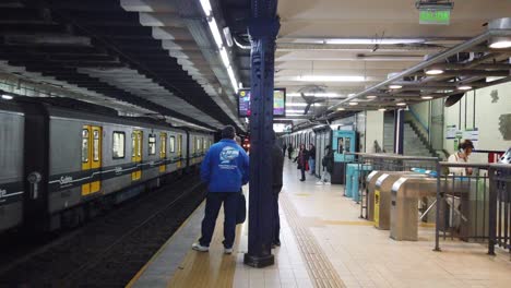 Menschen-Warten-Auf-Die-Ankunft-Des-Zuges-In-Der-Geschäftigen-Stadt-Buenos-Aires,-U-Bahn-Station