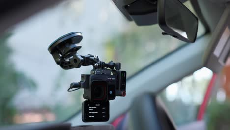 Primer-Plano-De-La-Cámara-De-Acción-Insta360-Ace-Pro-Acoplada-Al-Parabrisas-Del-Automóvil-Con-Ventosa