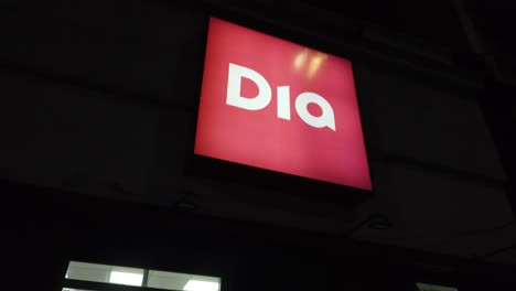 Dia-Supermarket-entrance-sign,-Argentinian-convenience-store-logo-display-night