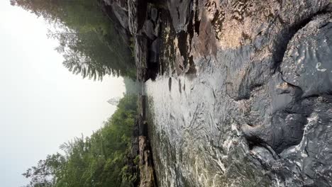 Flusswasser-Fließt-Zwischen-Den-Felsen