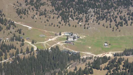 Vista-Aérea-De-La-Estación-Alpina-Con-Telesilla,-Estacional-Para-Vacaciones-De-Esquí-Y-Ciclismo-De-Montaña.